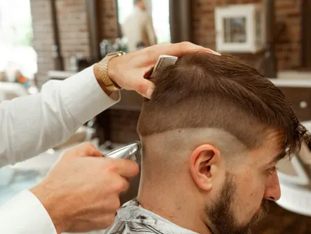 Corte fade con máquina
