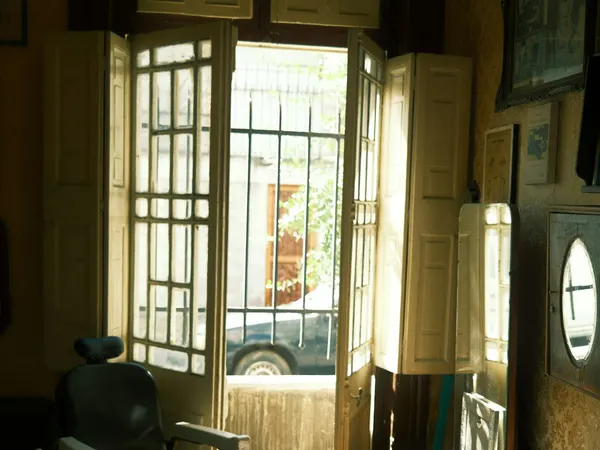 Silla de barbero vintage junto a la puerta