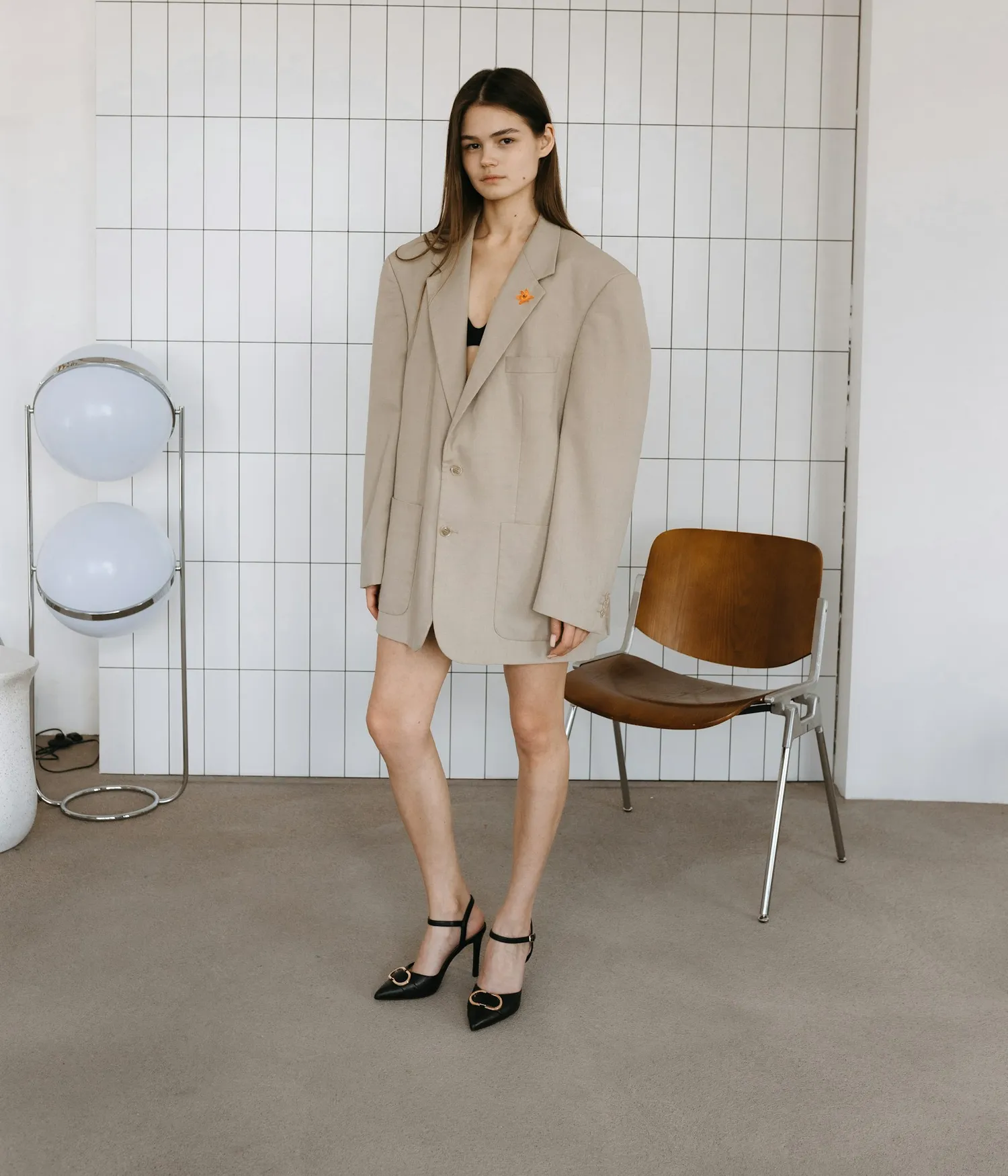 Blazer color arena de corte oversize, usado como vestido