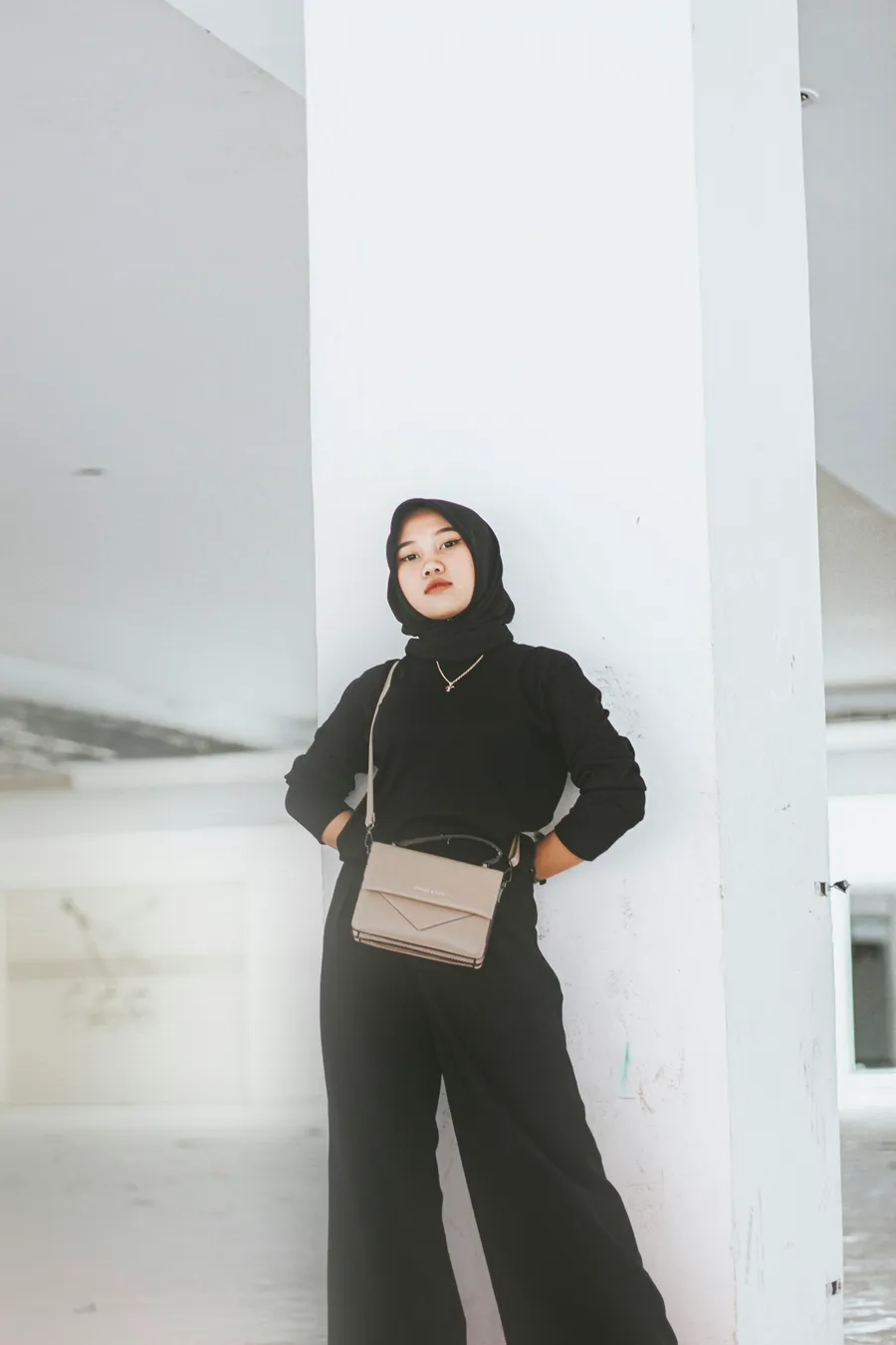 Total look en negro con pantalón de pierna ancha