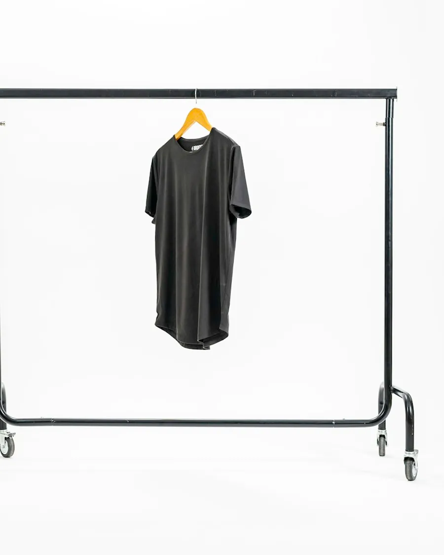 Playera negra en perchero