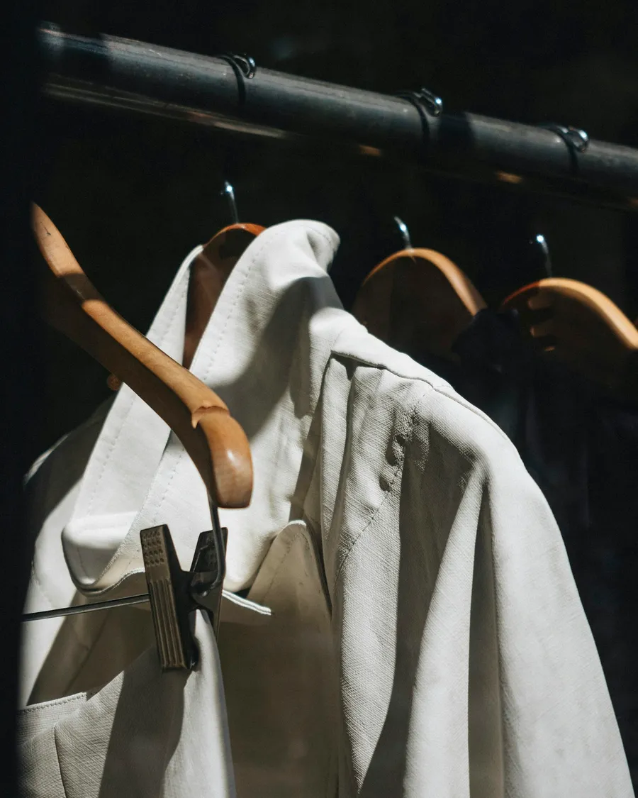 Sacos de lino crema en ganchos