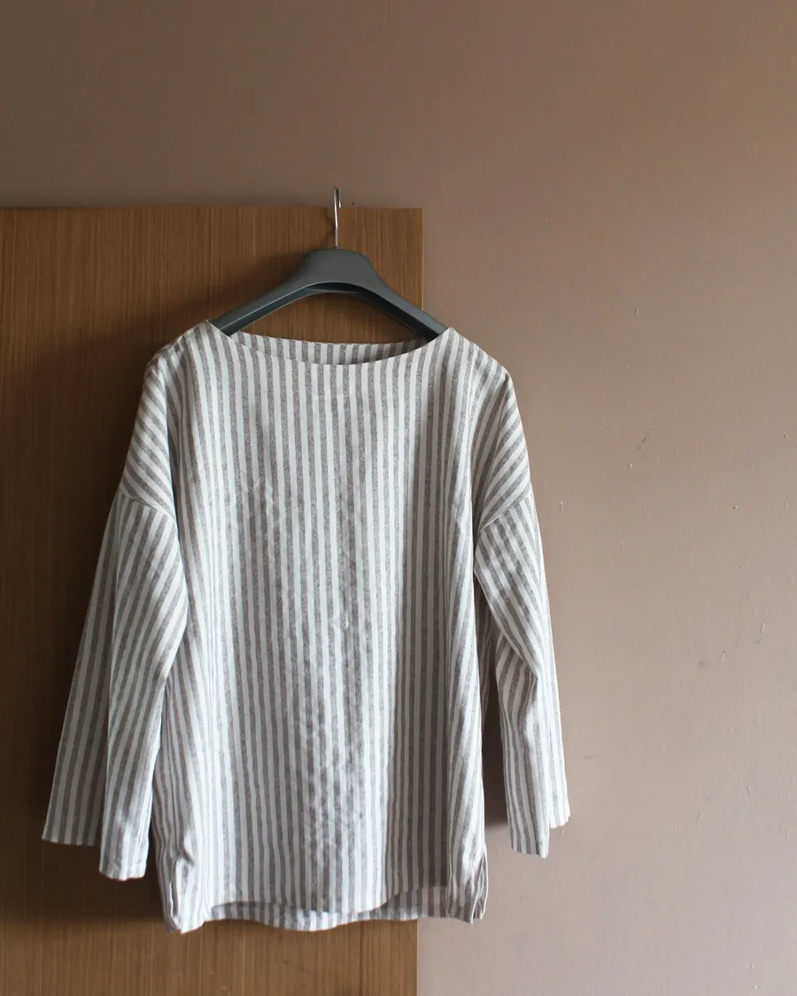 Camisa de rayas en gancho de madera