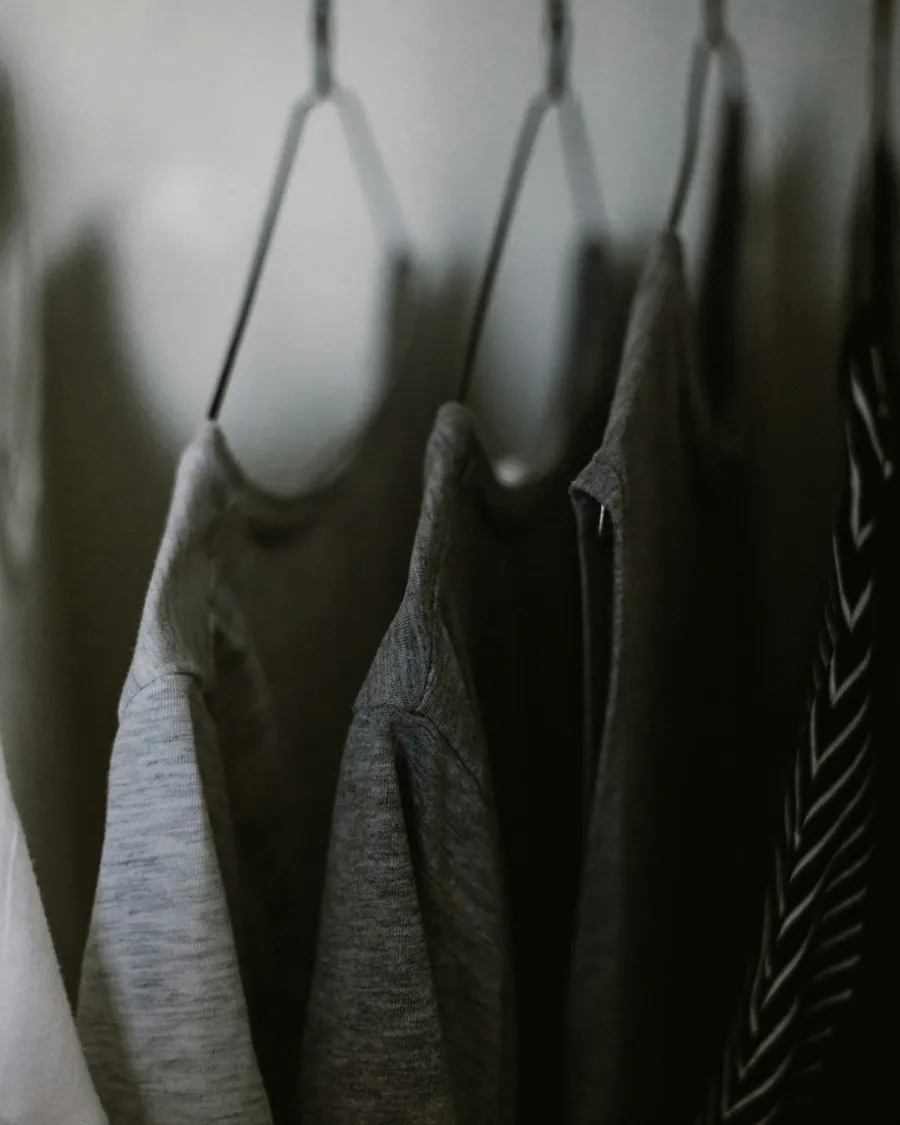 Playeras grises colgadas, detalle de tela