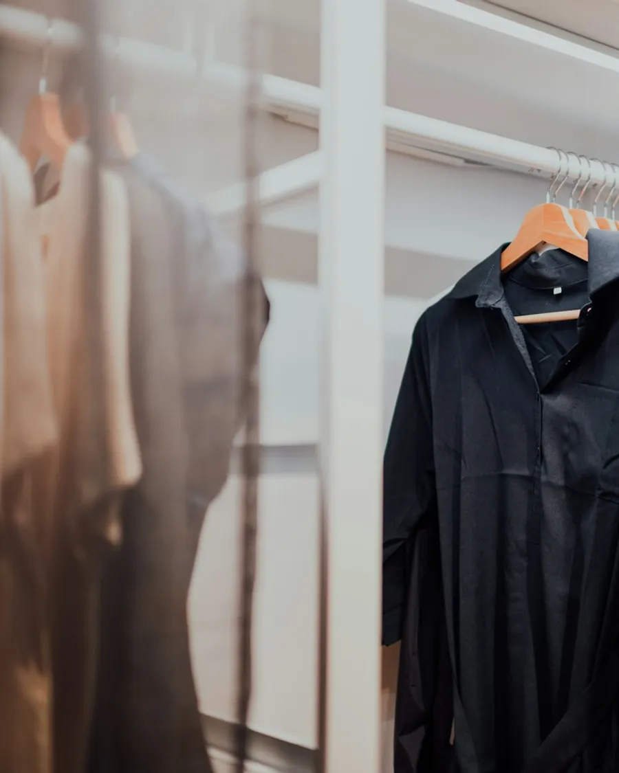 Vestido camisero negro, en gancho