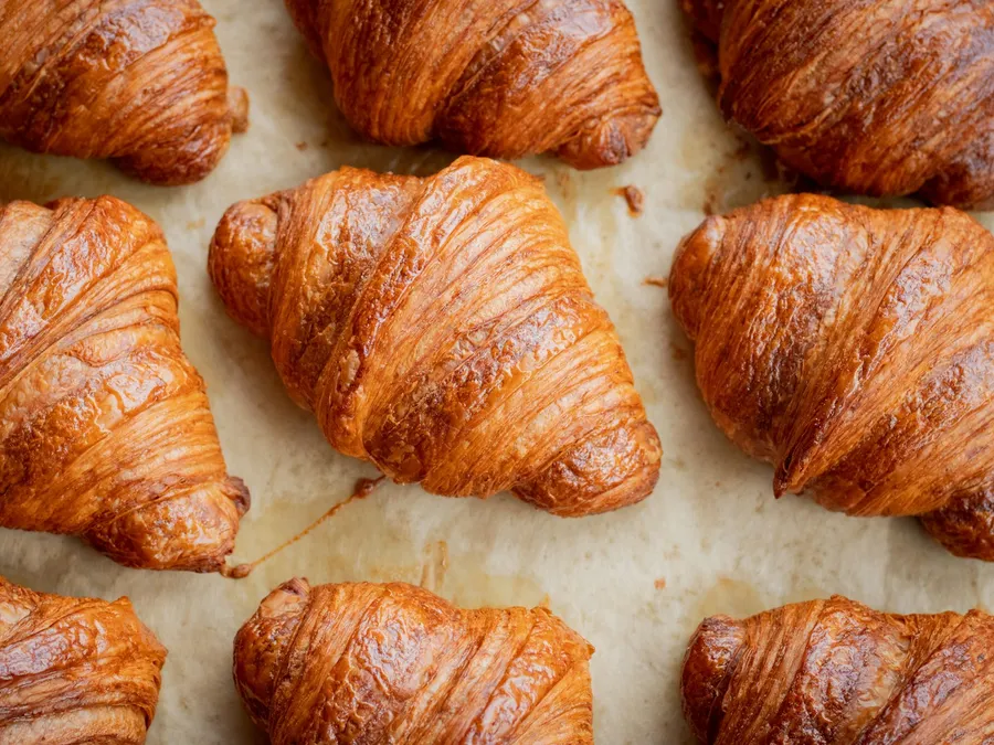 Croissants de mantequilla recién horneados