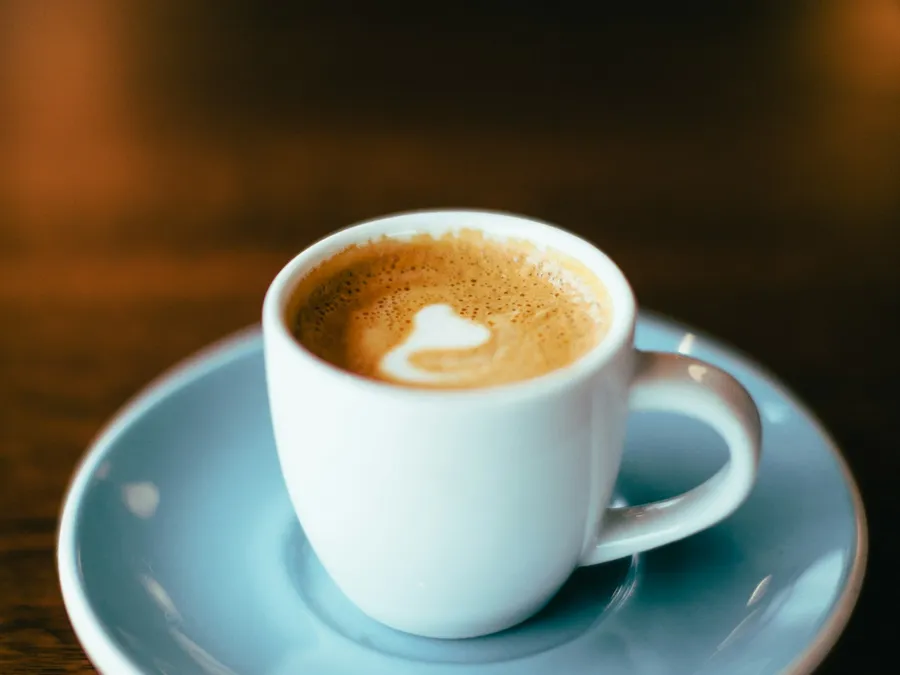 Taza de espresso sobre plato azul