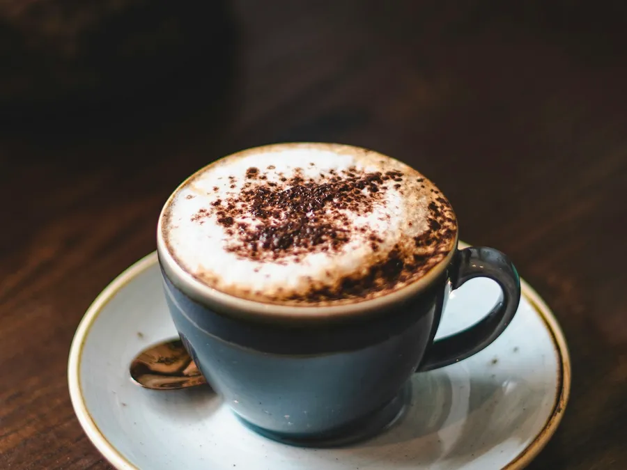Mocha con cacao espolvoreado