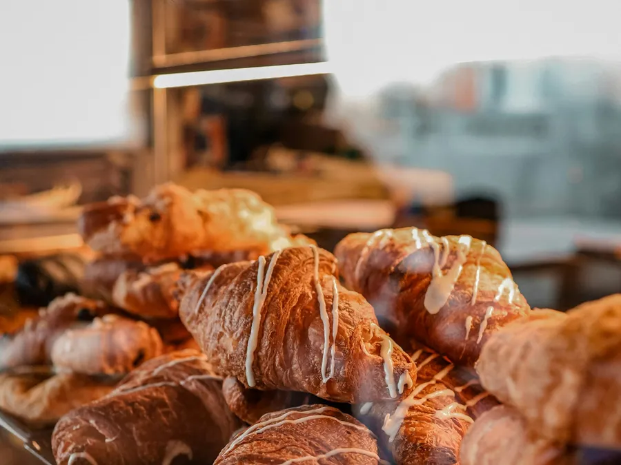 Croissants recién horneados en la vitrina