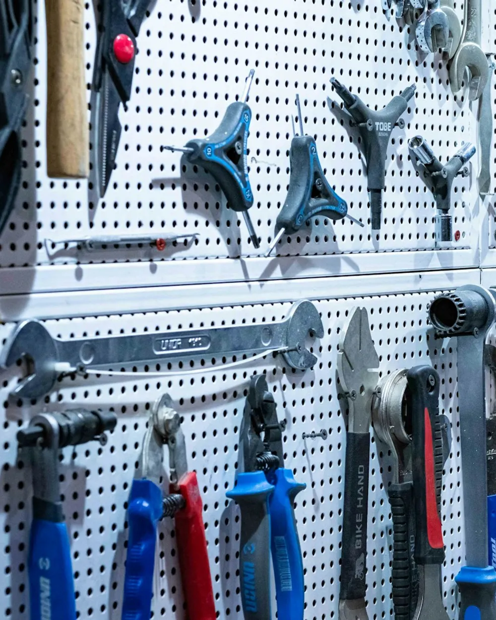 Herramientas del taller ordenadas en la pared