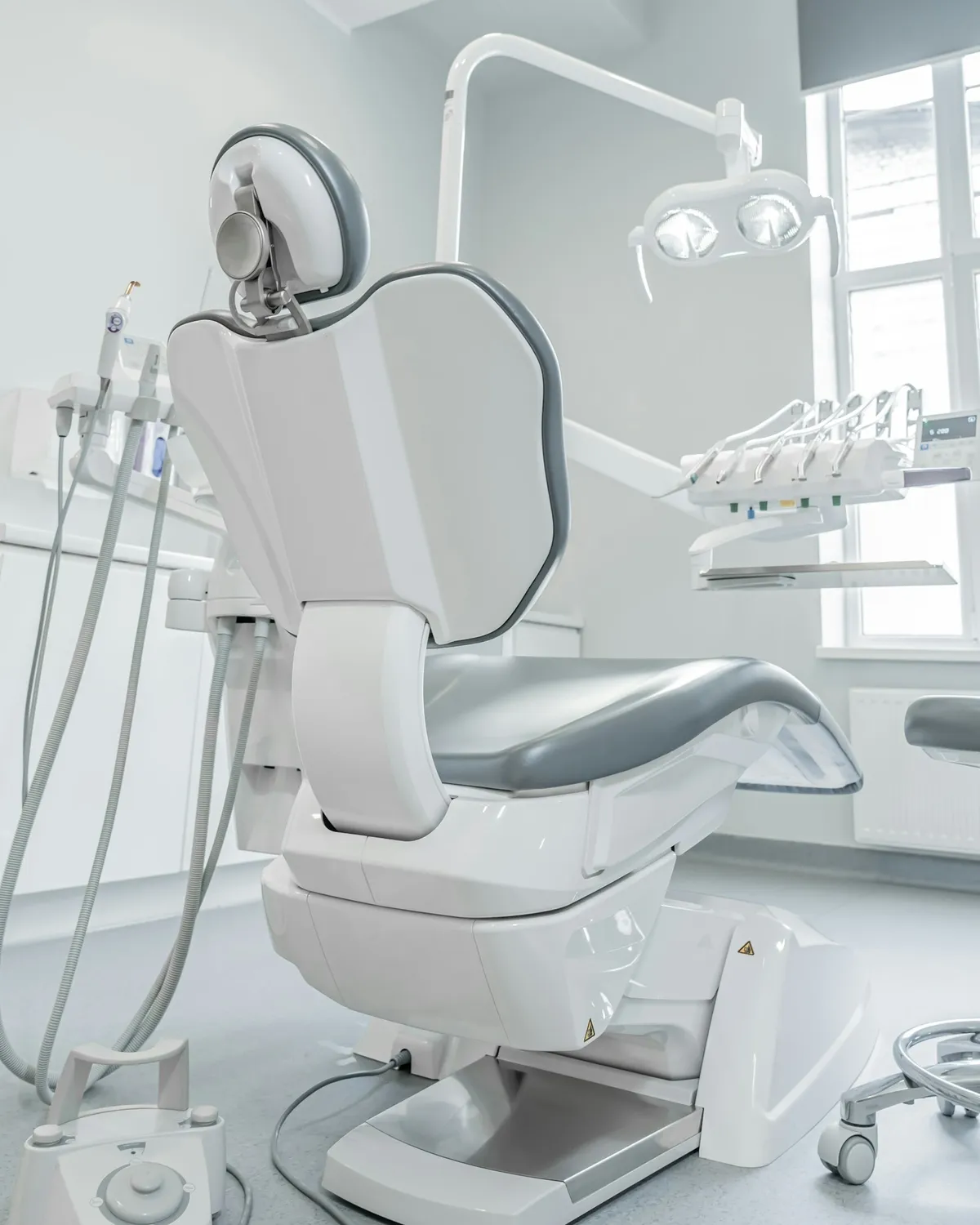 Sillón dental en un consultorio luminoso, con ventana y luz de la mañana