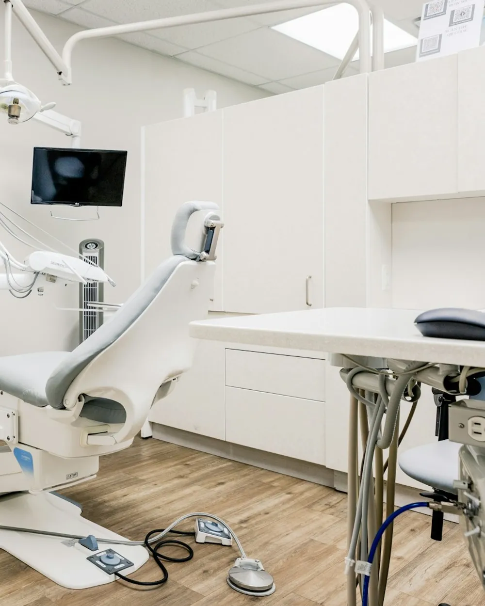 Consultorio dental con ventana y luz natural