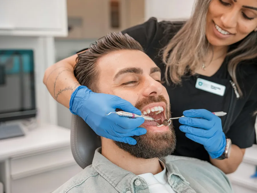 Dentista revisando la mordida de un paciente