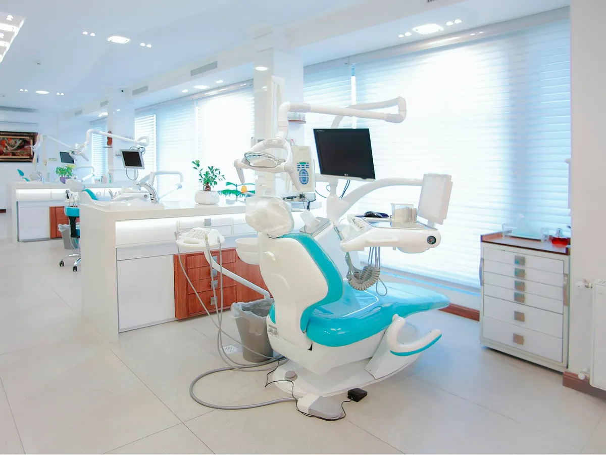 Recepción del consultorio, sillón dental en blanco y azul