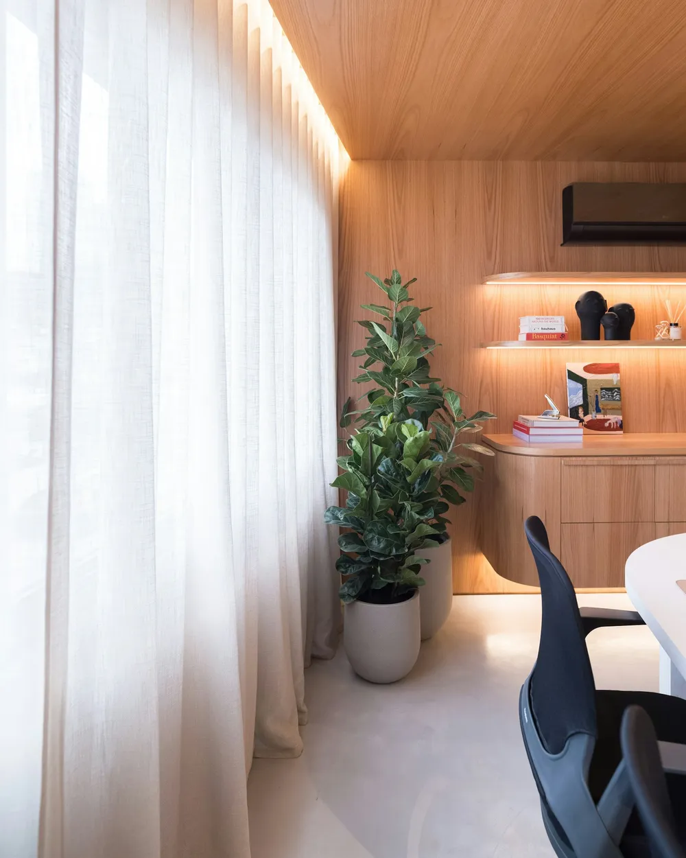 Oficina con acabados de madera y plantas