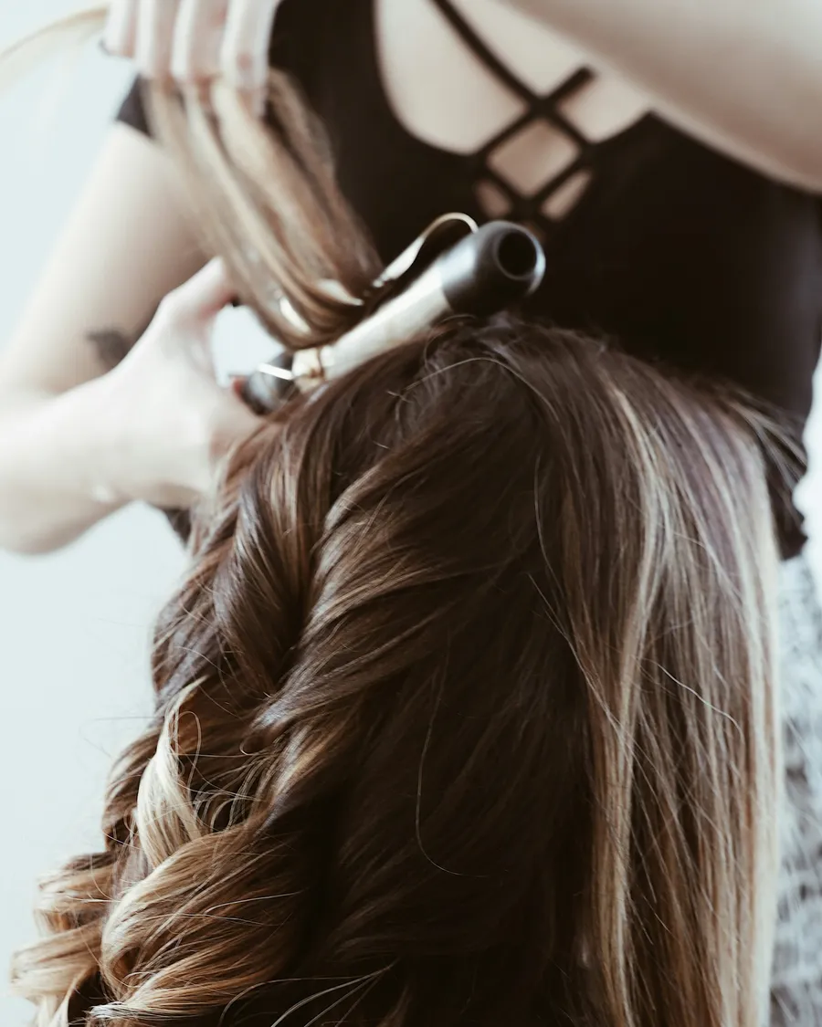 Ondas recién peinadas tras un servicio de color
