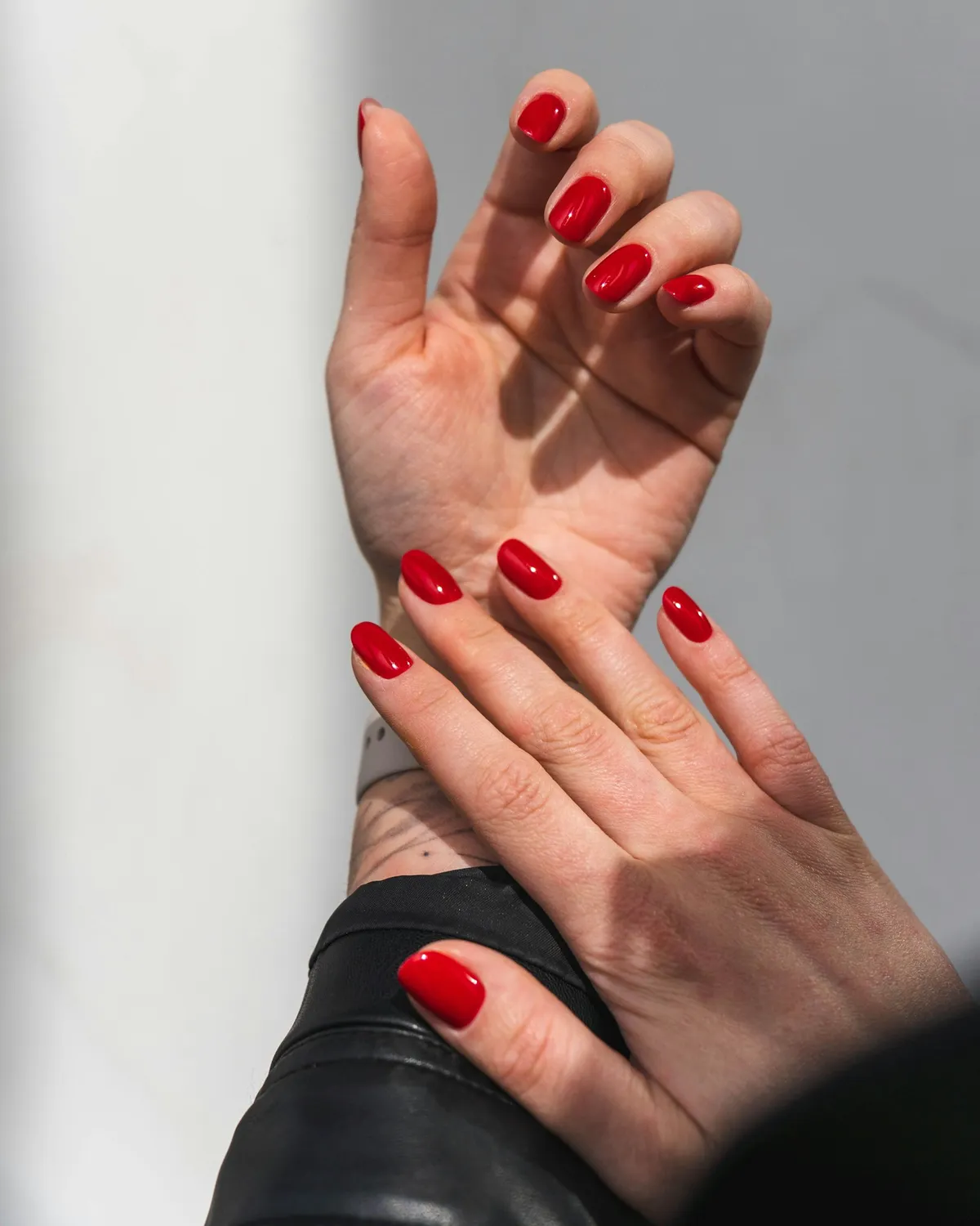 Manos con manicura recién hecha, en blanco y negro