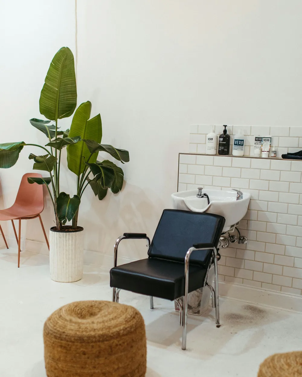 Interior del estudio con sillas y espejos