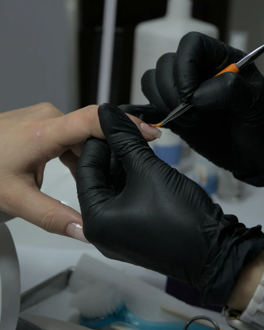 Pedicura en proceso, con guantes de trabajo