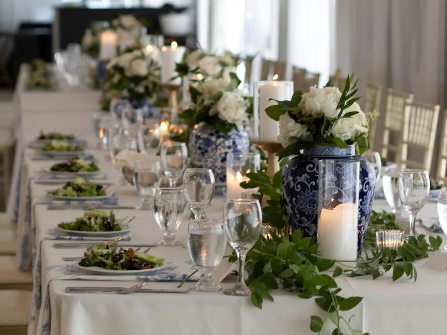 Mesa decorada con follaje y velas