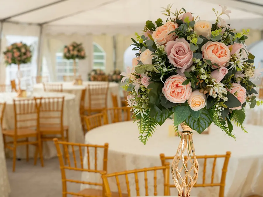 Centro de mesa floral en carpa blanca