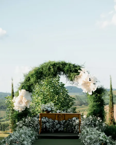 Arco floral y pasillo del jardín para la ceremonia