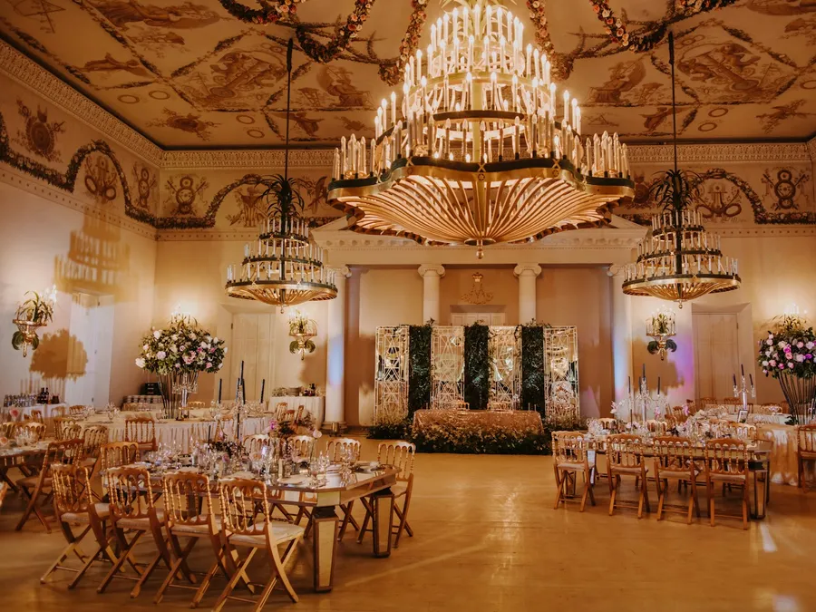 Salón con candiles y mesas montadas