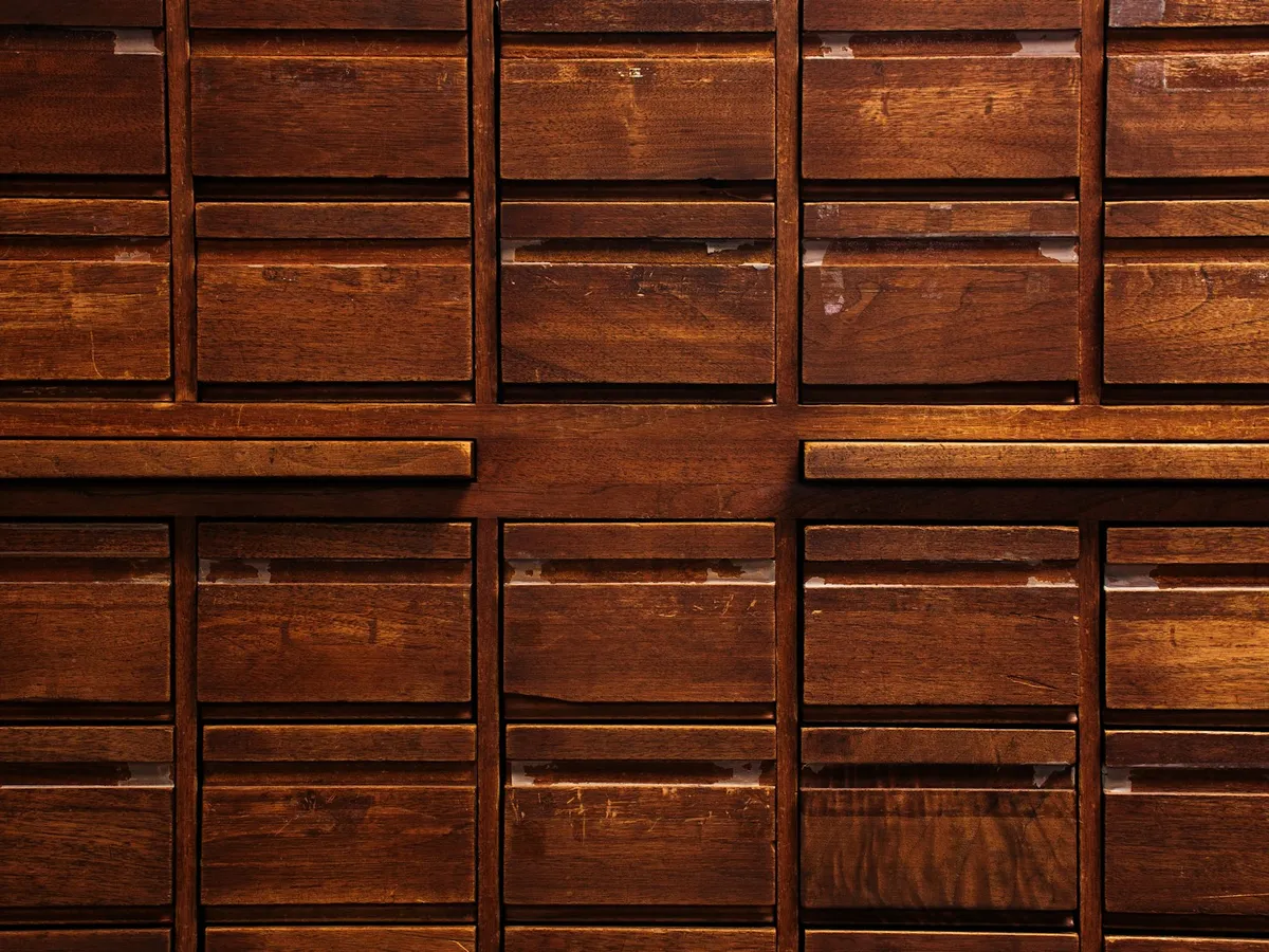 Cajonera de madera con cientos de compartimentos pequeños