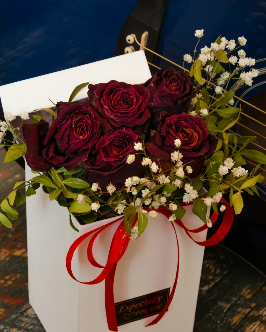 Caja con doce rosas rojas