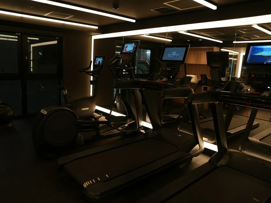 Fila de caminadoras y elípticas en la zona de cardio
