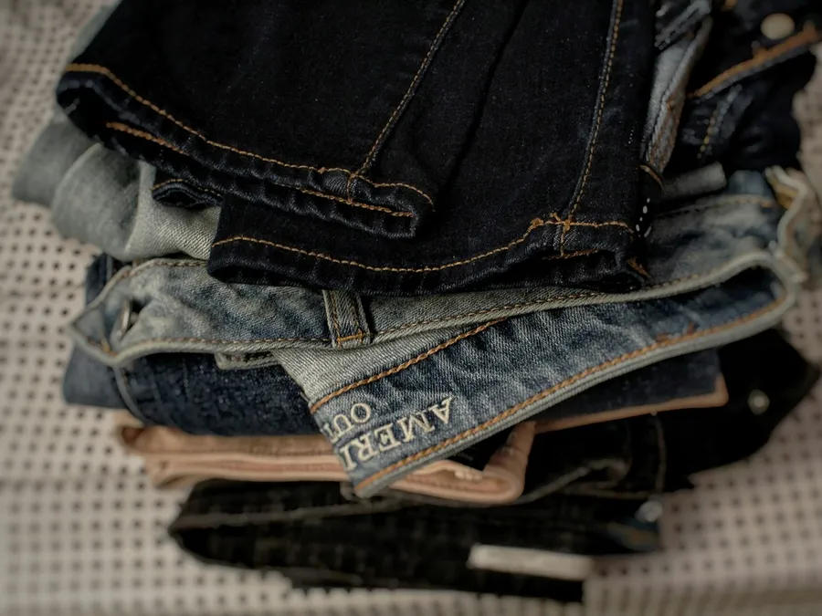 Pantalones de mezclilla doblados