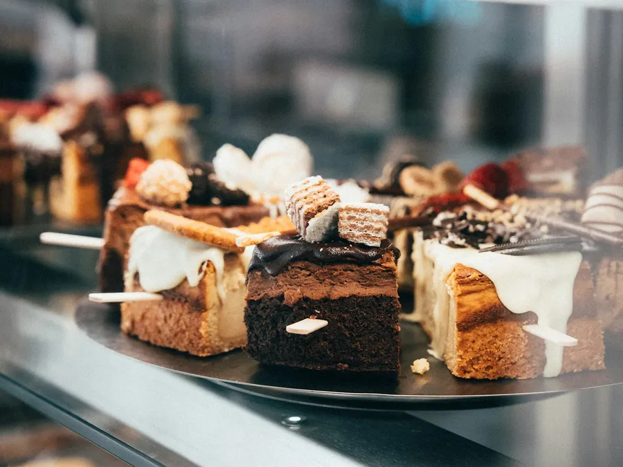 Rebanadas de cheesecake en vitrina