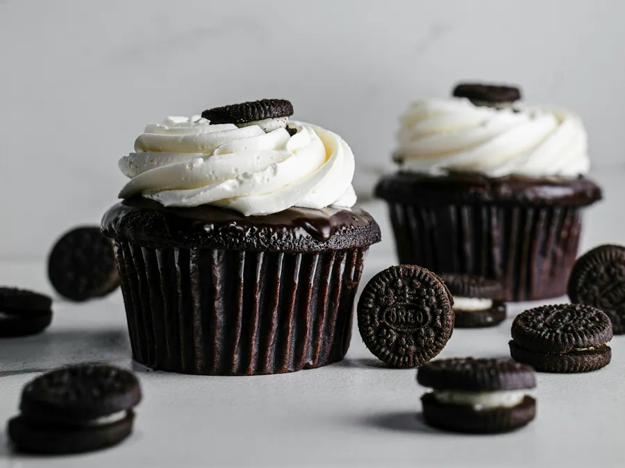 Cupcakes de chocolate con galleta