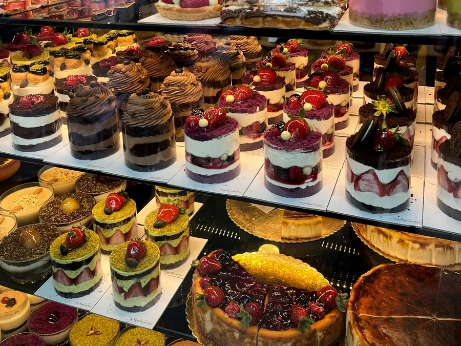 Mini pasteles en vitrina
