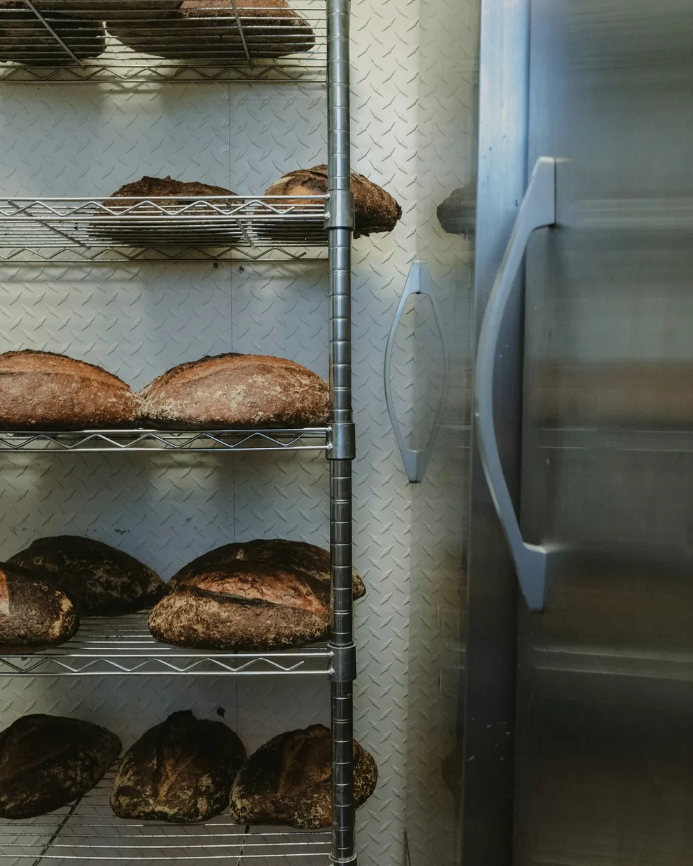 Interior de la pastelería con pizarrón y flores