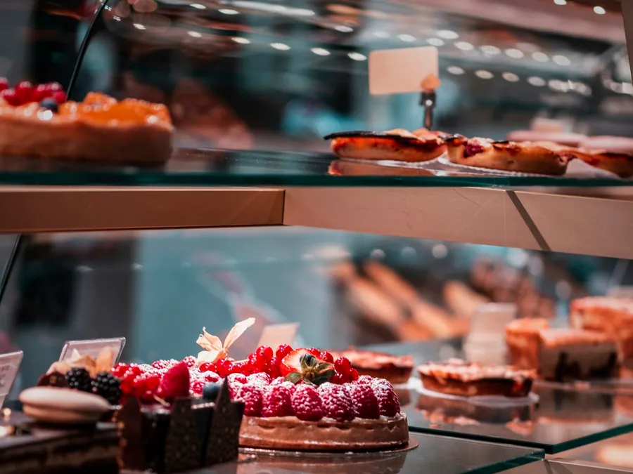 Tartas de frutas en vitrina