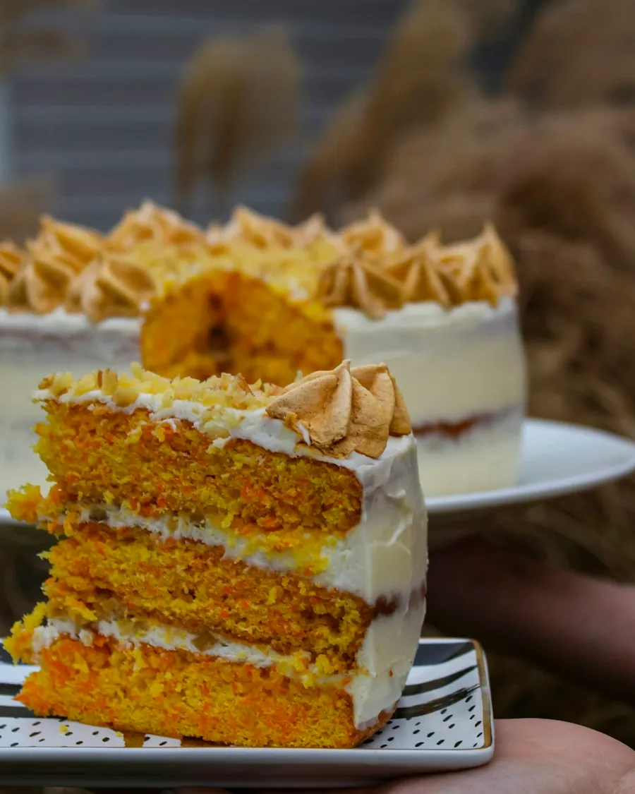 Rebanada de pastel de zanahoria con especias y merengue tostado