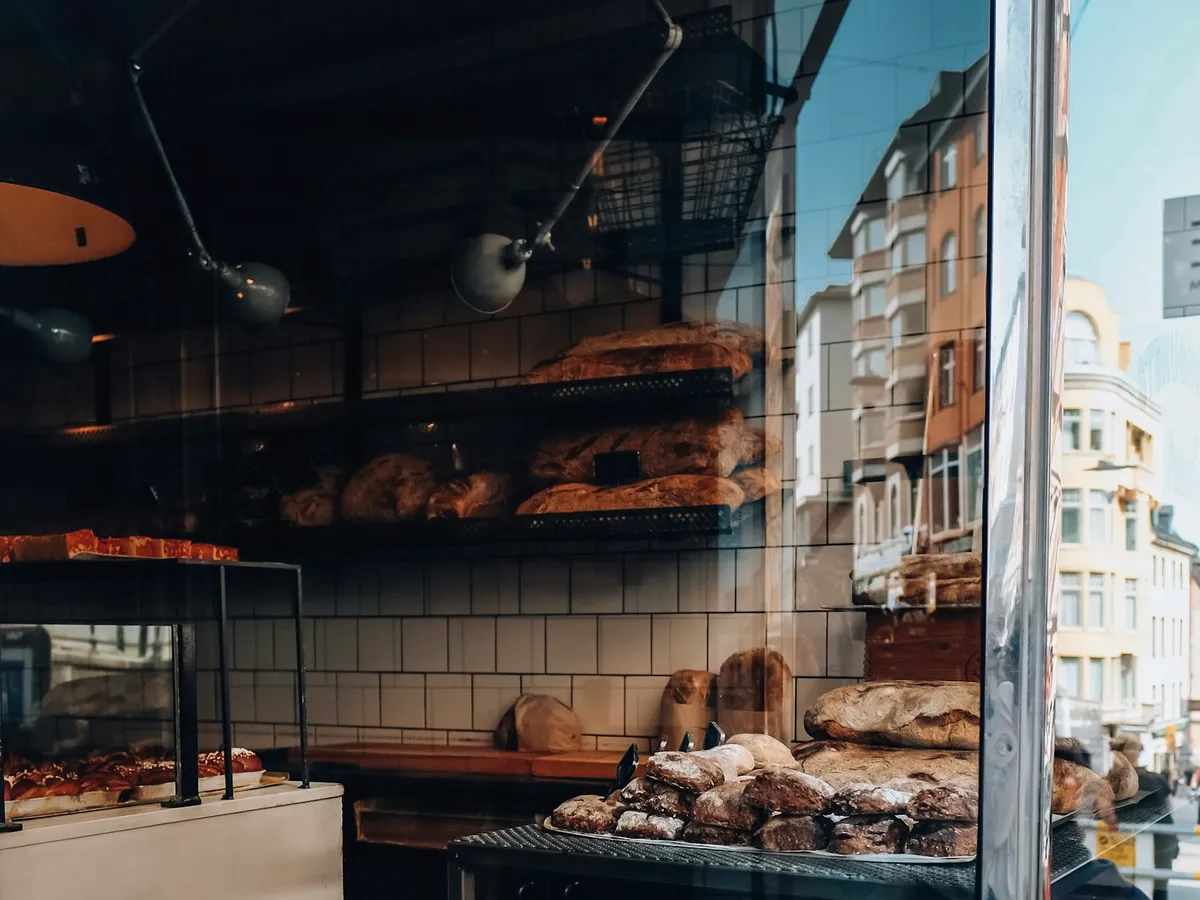 Mostrador de la pastelería con vitrina