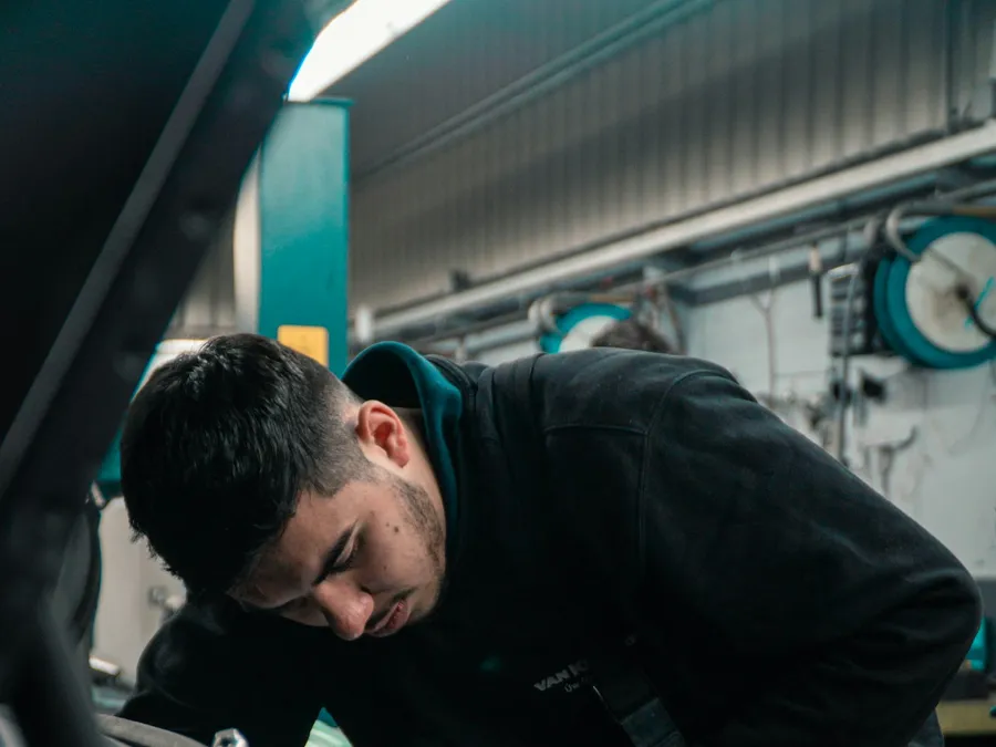 Mecánico leyendo el escáner de diagnóstico en el motor