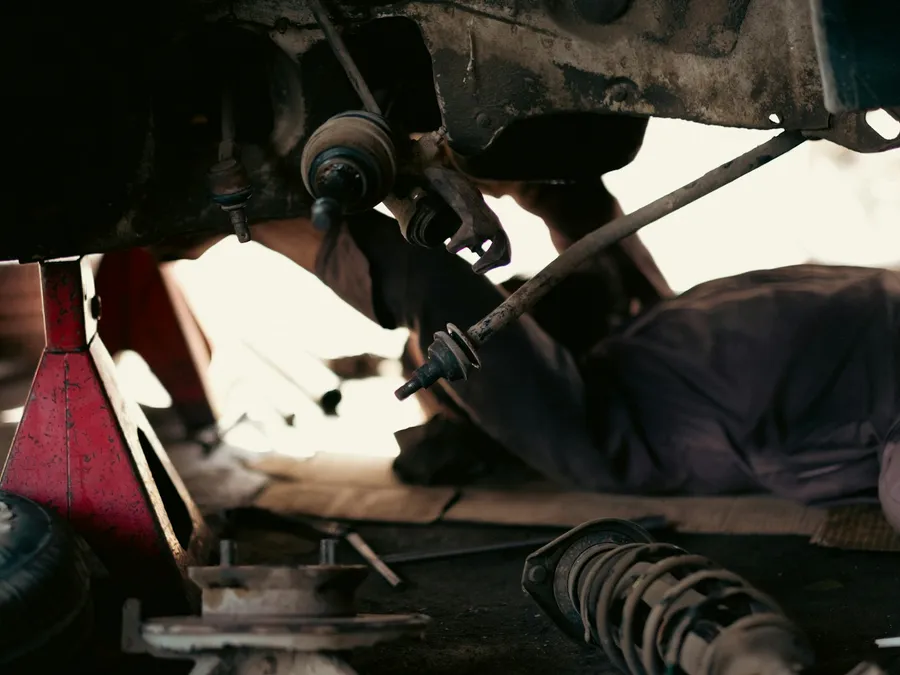 Mecánico trabajando debajo de un vehículo