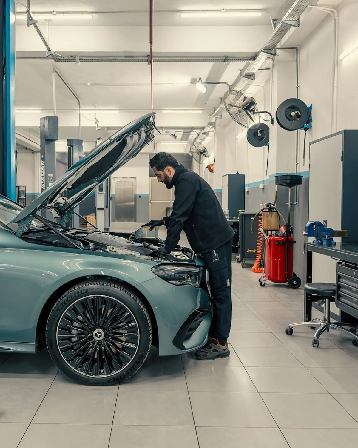Mecánico revisando el motor de un auto en el taller