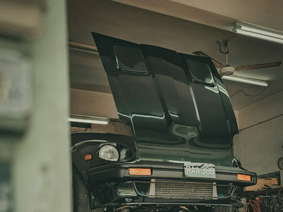 Auto elevado en el taller para revisar llantas y suspensión