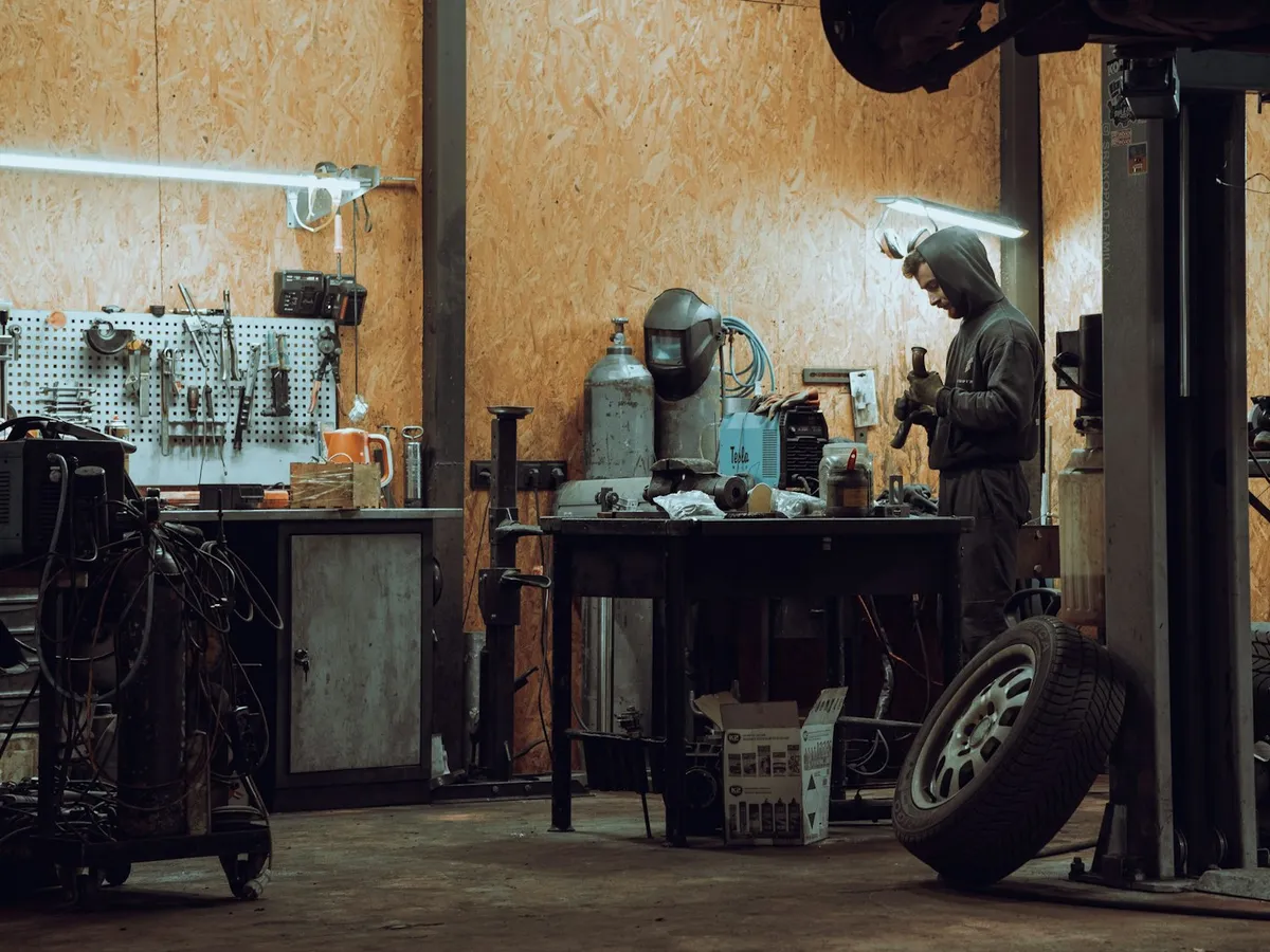Interior del taller con llanta y mesa de trabajo